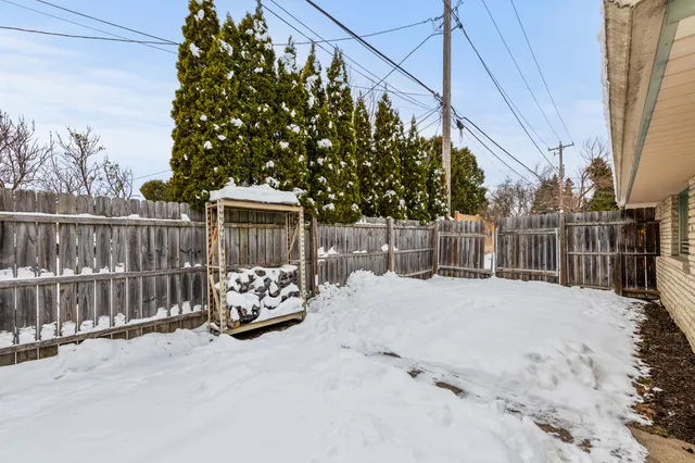 $399,900 | 412 East Spooner Road, Fox Point, WI 53217