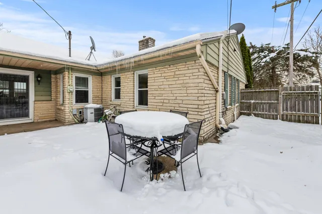 $399,900 | 412 East Spooner Road, Fox Point, WI 53217