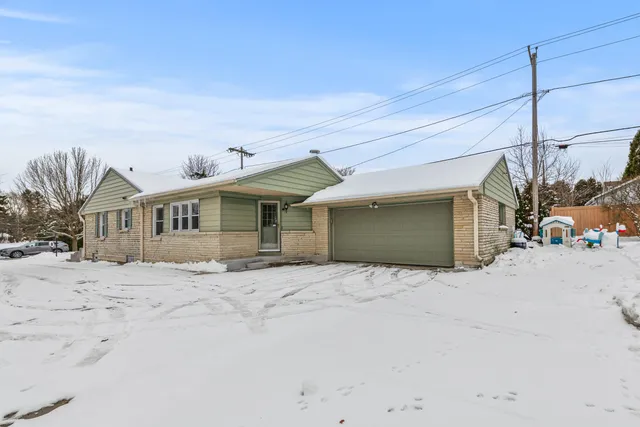 $399,900 | 412 East Spooner Road, Fox Point, WI 53217