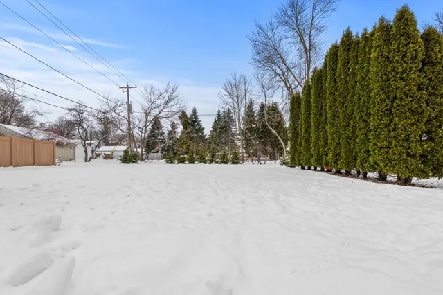 $399,900 | 412 East Spooner Road, Fox Point, WI 53217