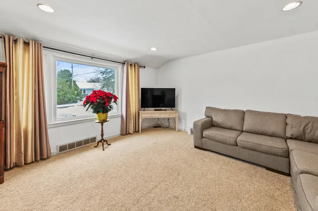 $399,900 | 412 East Spooner Road, Fox Point, WI 53217