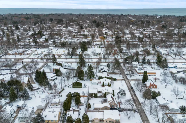 $399,900 | 412 East Spooner Road, Fox Point, WI 53217