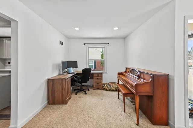 $399,900 | 412 East Spooner Road, Fox Point, WI 53217