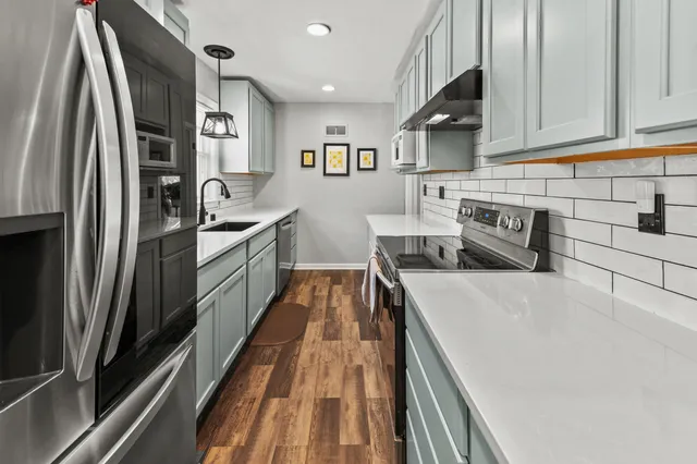 $399,900 | 412 East Spooner Road, Fox Point, WI 53217