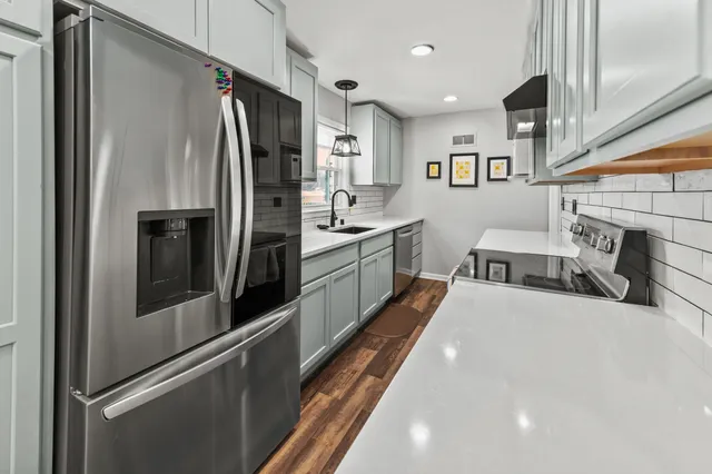 $399,900 | 412 East Spooner Road, Fox Point, WI 53217