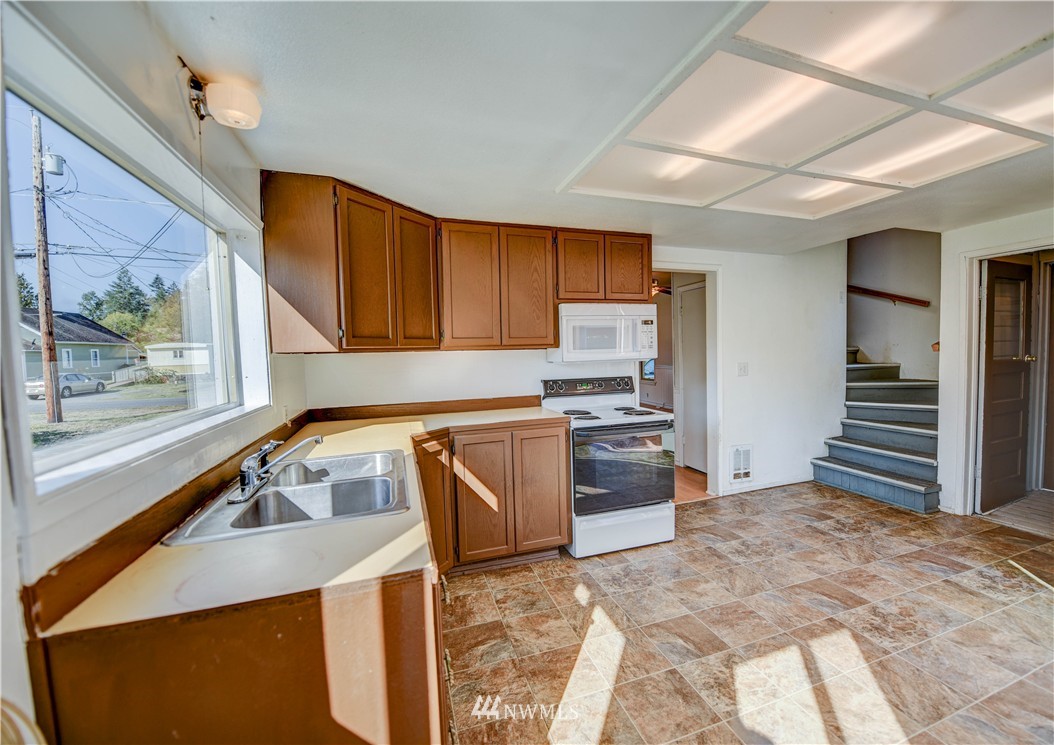 210 Ronge Roy, WA 98580 - Photo 5 of 15