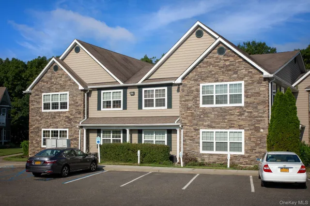 $2,640 | 59 Adams Way, Unit 59, Sayville, NY 11782