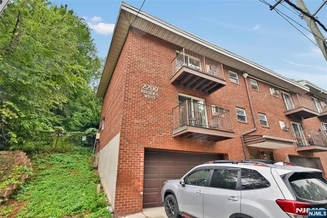 a picture of a wall with a white wall and a white wall