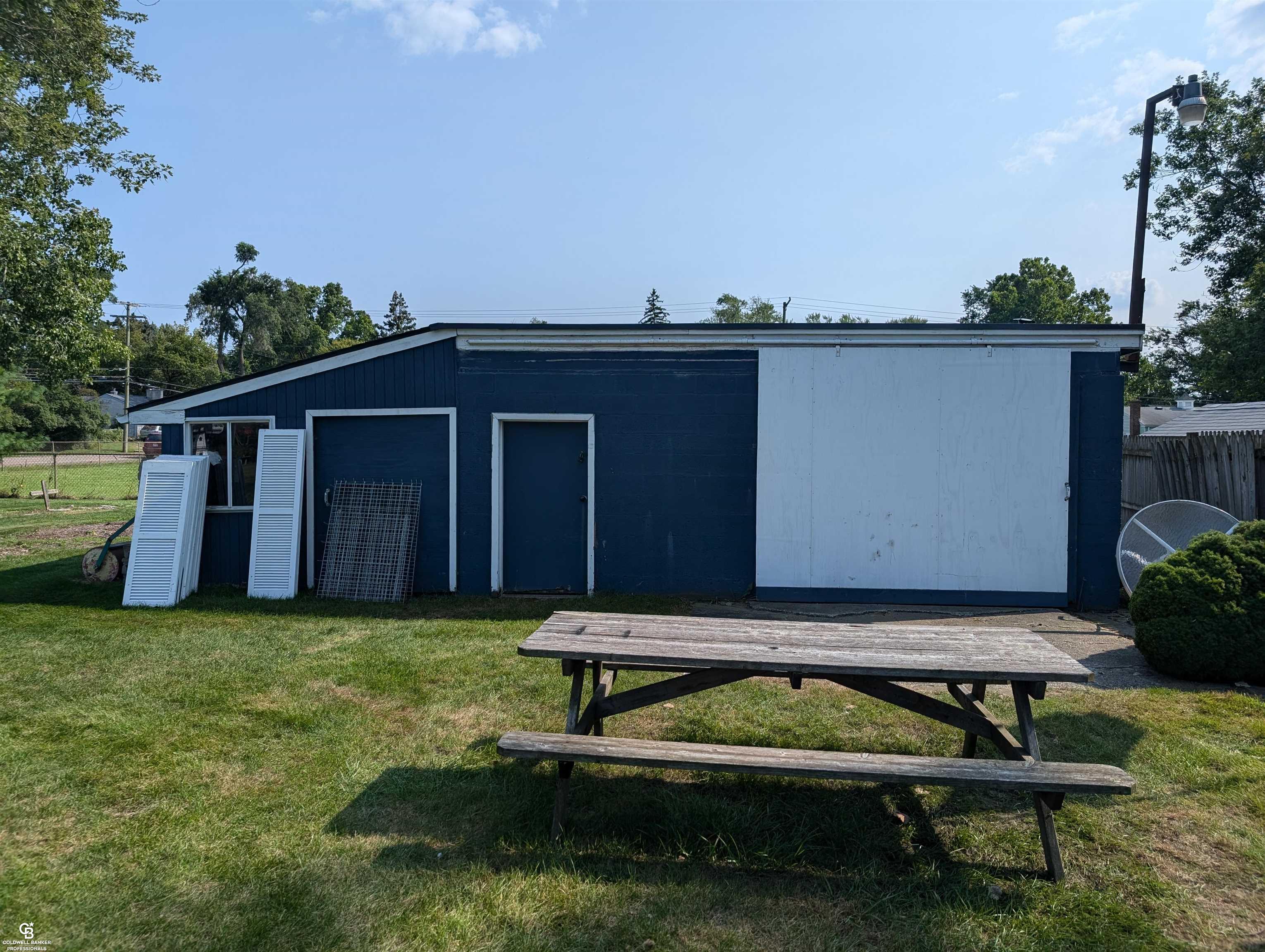 2234 East Thirteen Mile Road Warren, MI 48092 - Photo 11 of 28 50152320-e8023933-bc4f-4b37-ac03-2e0b6f73986b.JPG