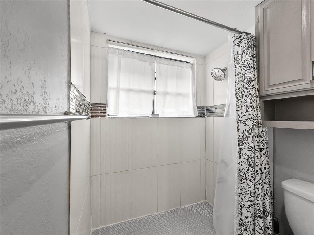 5750 Phoenix Drive, Unit 22 Dallas, TX 75231 - Photo 23 of 30 Shower