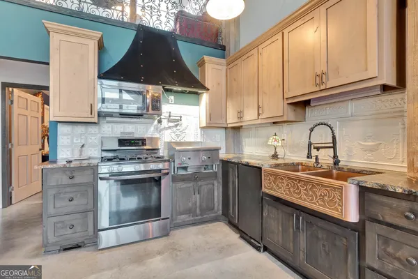 a view of walk in closet