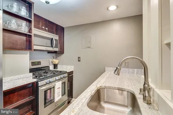 $2,250 | 1300 Army Navy Drive, Unit 511, Arlington, VA 22202