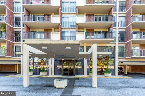 $2,250 | 1300 Army Navy Drive, Unit 511, Arlington, VA 22202