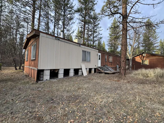 a view of a livingroom with a ceiling fan and window