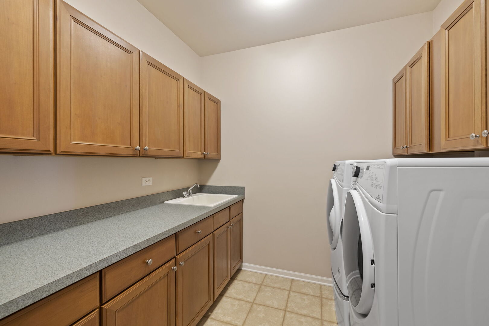 2845 Bond Circle Naperville, IL 60563 - Photo 14 of 27 a utility room with dryer and washer