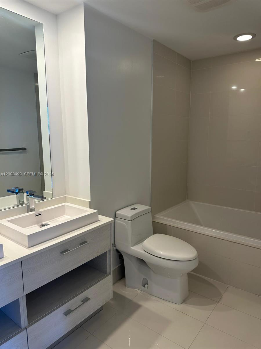 55 Southwest 9th Street, Unit 2702 Miami, FL 33130 - Photo 10 of 36 a bathroom with a toilet a sink and bathtub