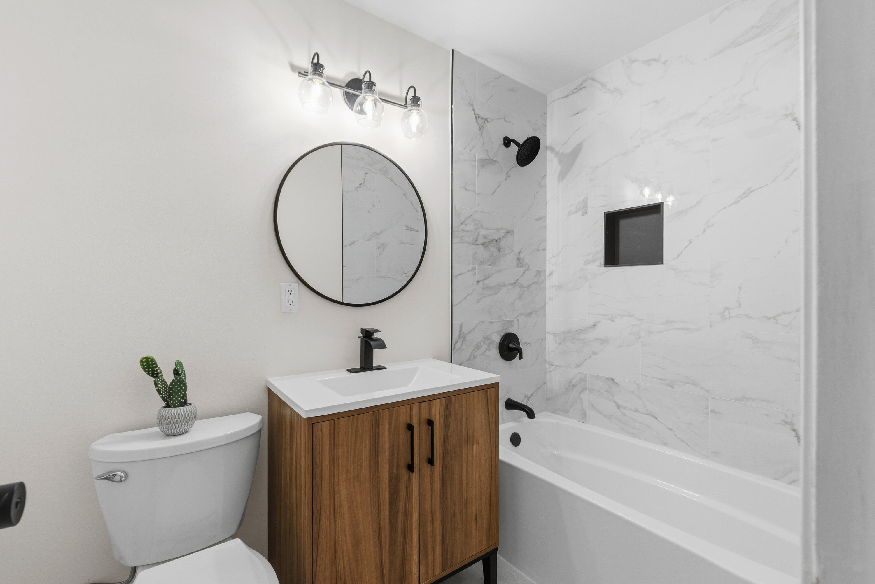 9032 North Regent Road Bayside, WI 53217 - Photo 15 of 30 Full Bath on Main