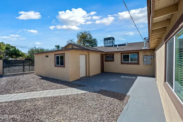 $2,830 | 2601 North 51st Street, Phoenix, AZ 85008