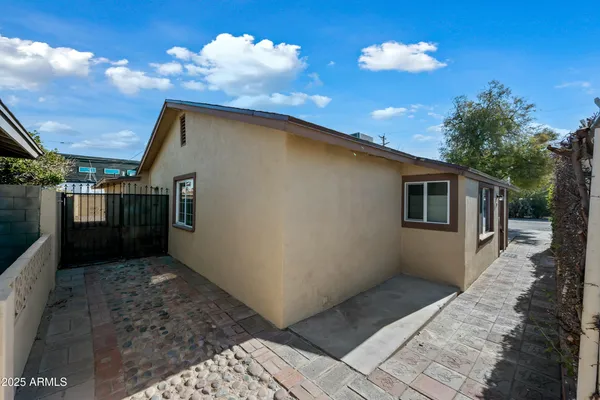 $2,830 | 2601 North 51st Street, Phoenix, AZ 85008