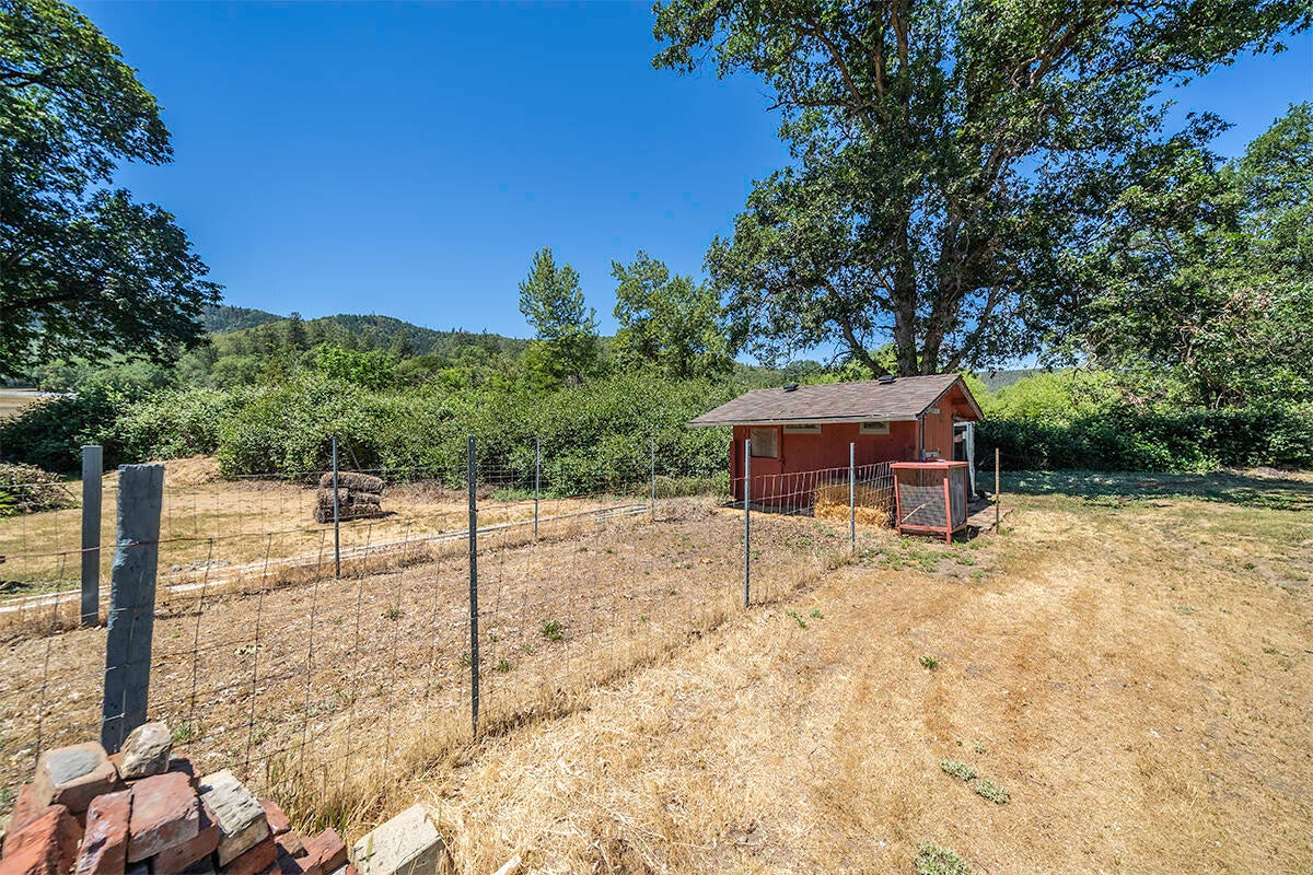 7785 Old Stage Road Central Point, OR 97502 - Photo 26 of 47 26