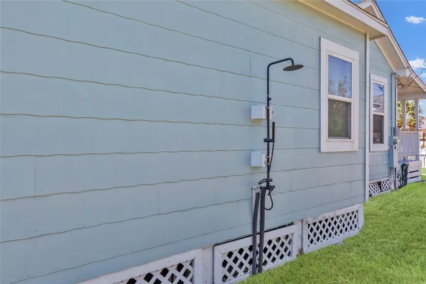 $2,300 | 5801 Avenue S 1/2, Galveston, TX 77551