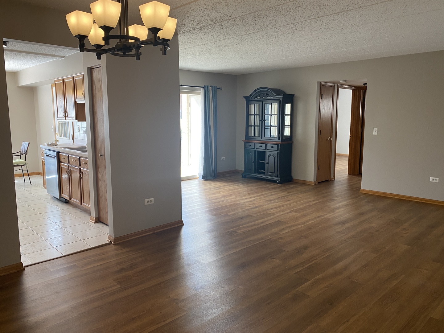 6820 Ridge Point Drive, Unit 21A Oak Forest, IL 60452 - Photo 3 of 16 a view of a livingroom with wooden floor