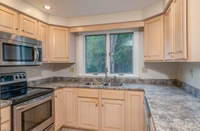 $375,250 | 31 Oakwood Drive, Unit 31, Hallowell, ME 04347