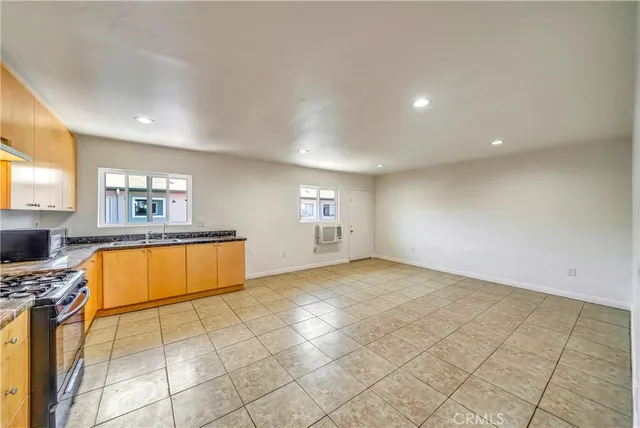 $1,800 | 6735 Elmer Avenue, Unit 19, North Hollywood, CA 91606