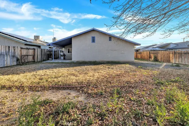 a view of a house with a backyard