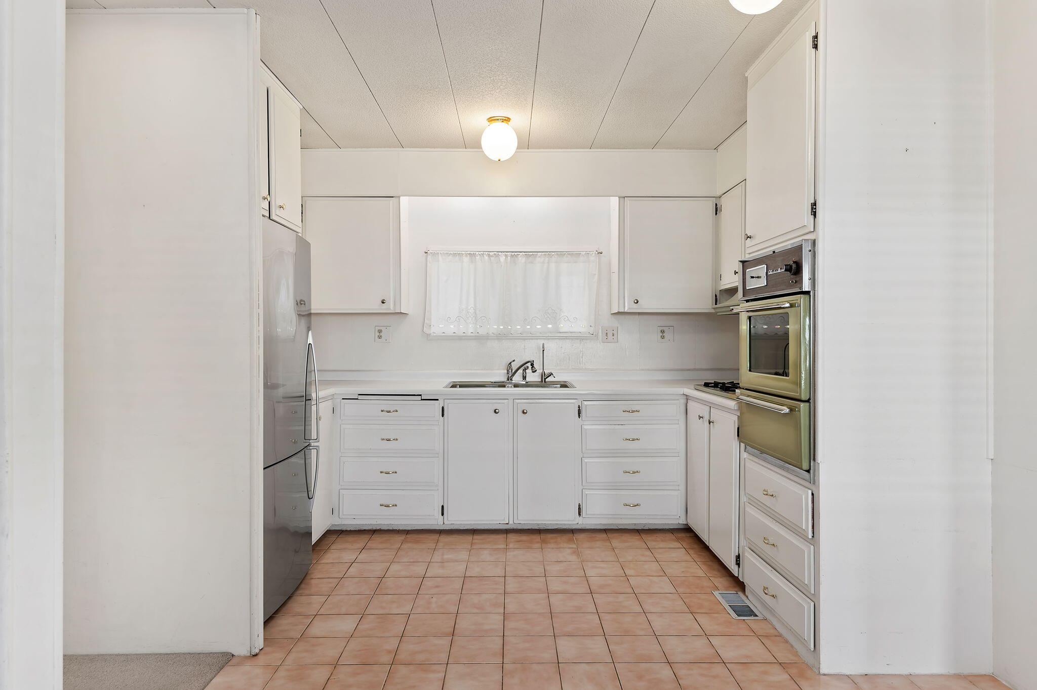 30 Winchester Canyon Road, Unit 51 Goleta, CA 93117 - Photo 9 of 19 9-web-or-mls-09 - Kitchen