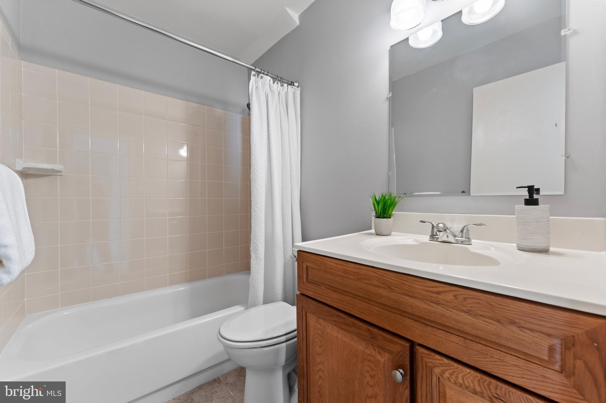105 Stonegate Drive Silver Spring, MD 20905 - Photo 30 of 35 Upper level hall bathroom.