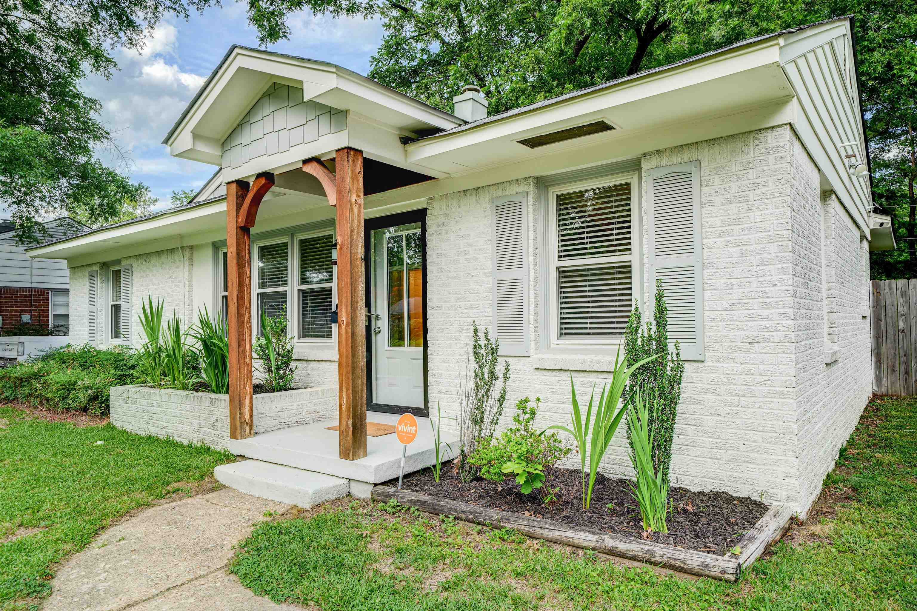 1428 Marcia Road Memphis, TN 38117 - Photo 2 of 14 a front view of a house with garden