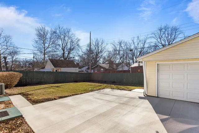 a view of backyard of the house