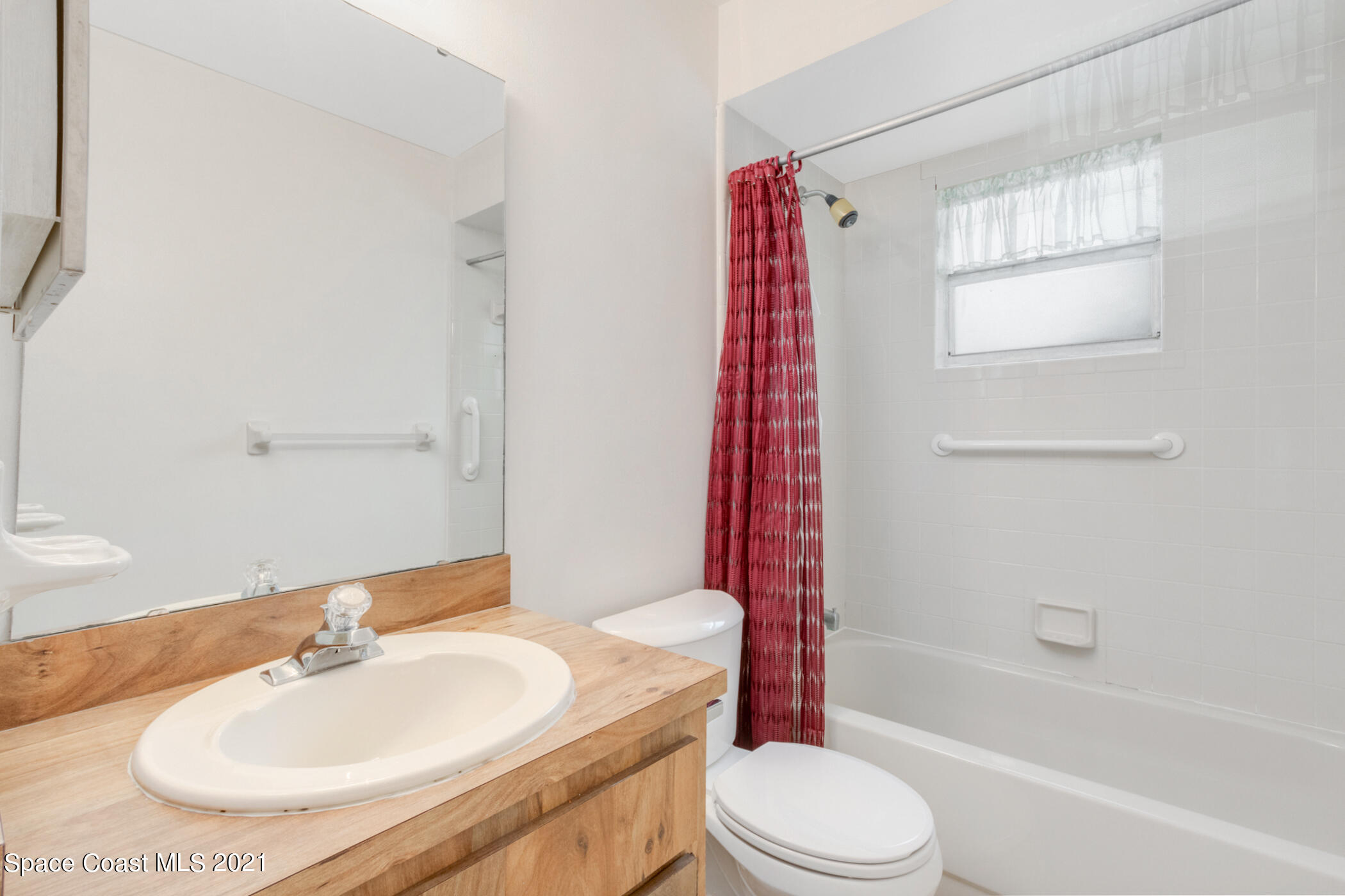 1627 West Shores Road Melbourne, FL 32935 - Photo 17 of 26 Guest bathroom