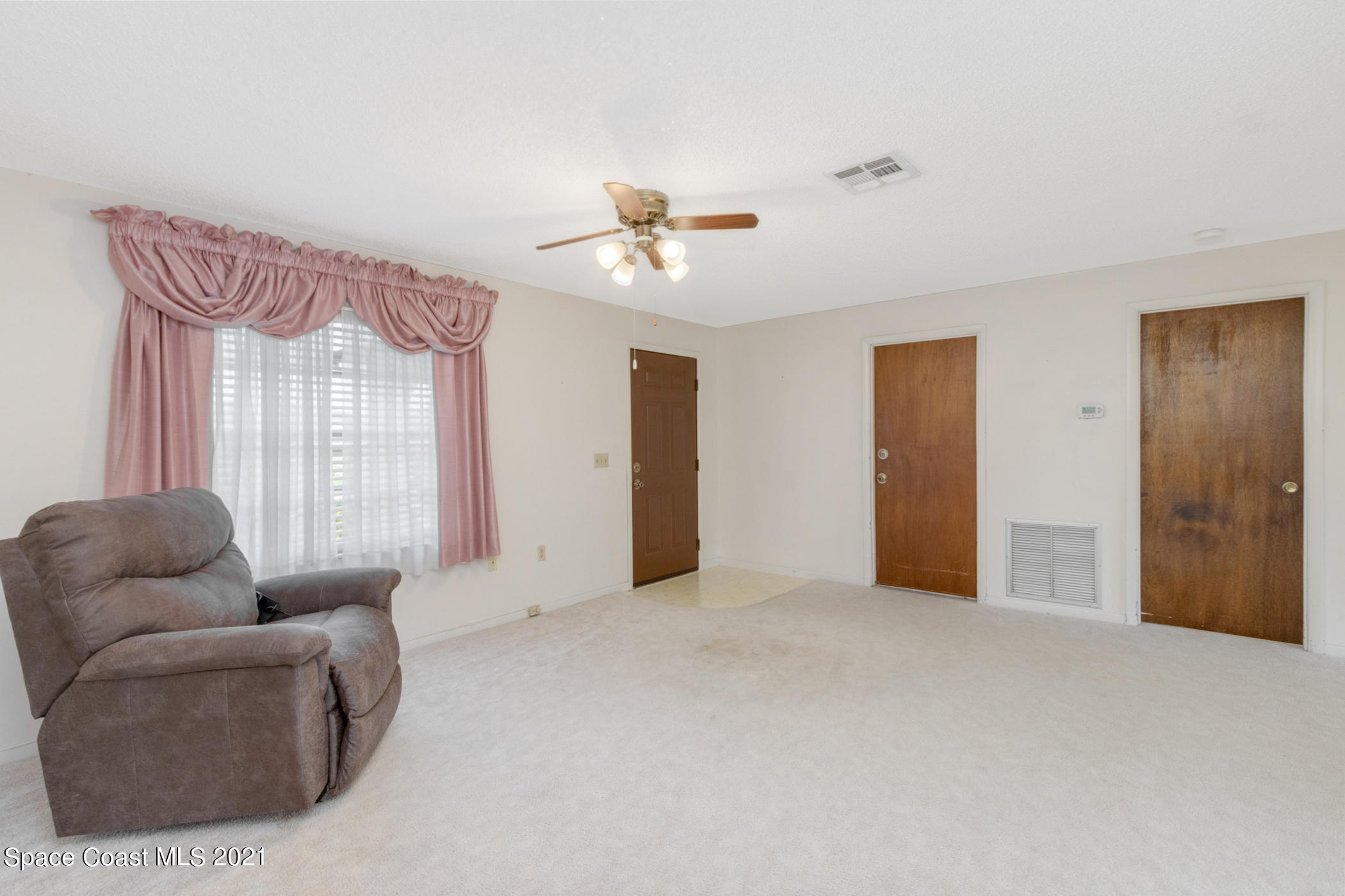 1627 West Shores Road Melbourne, FL 32935 - Photo 5 of 26 Spacious living/dining area