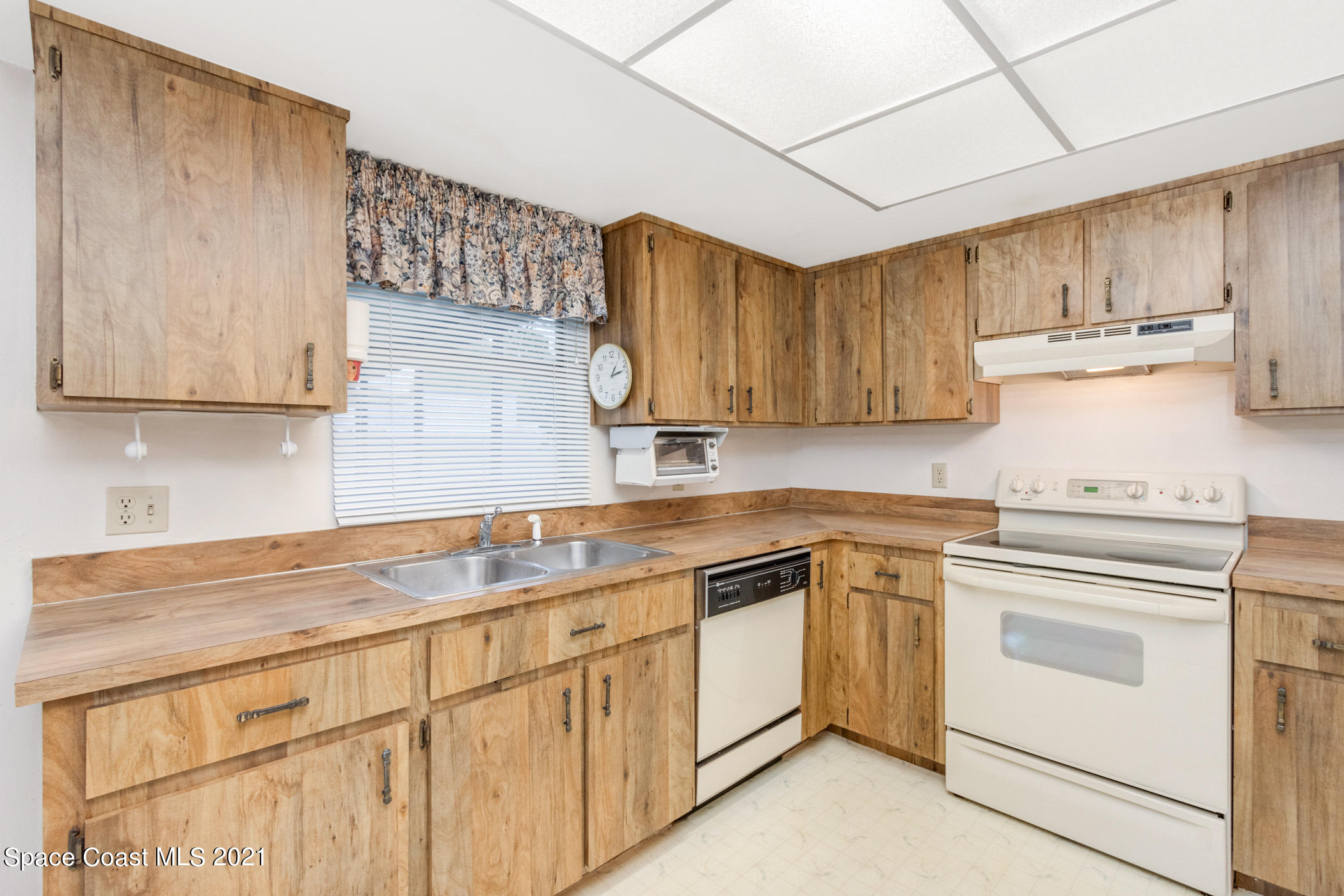 1627 West Shores Road Melbourne, FL 32935 - Photo 8 of 26 Plenty of counter and cabinet space