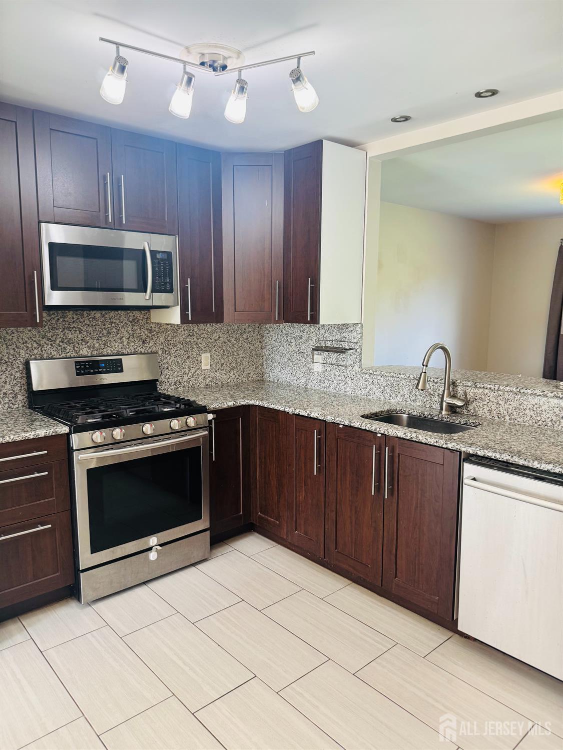 171 Nebula Road Piscataway, NJ 08854 - Photo 3 of 19