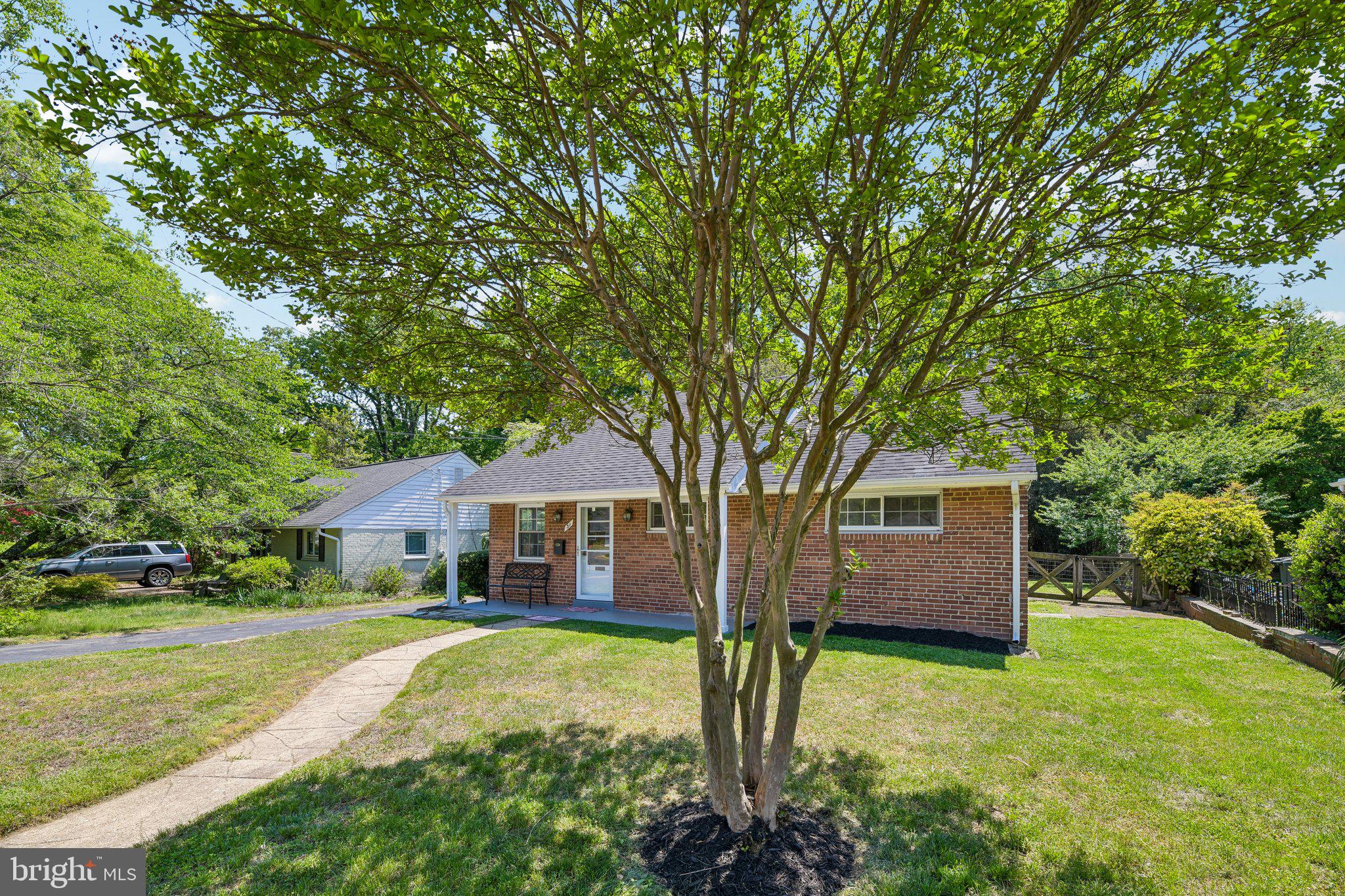 31 South Edison Street Arlington, VA 22204 - Photo 4 of 60 a front view of house with yard and green space