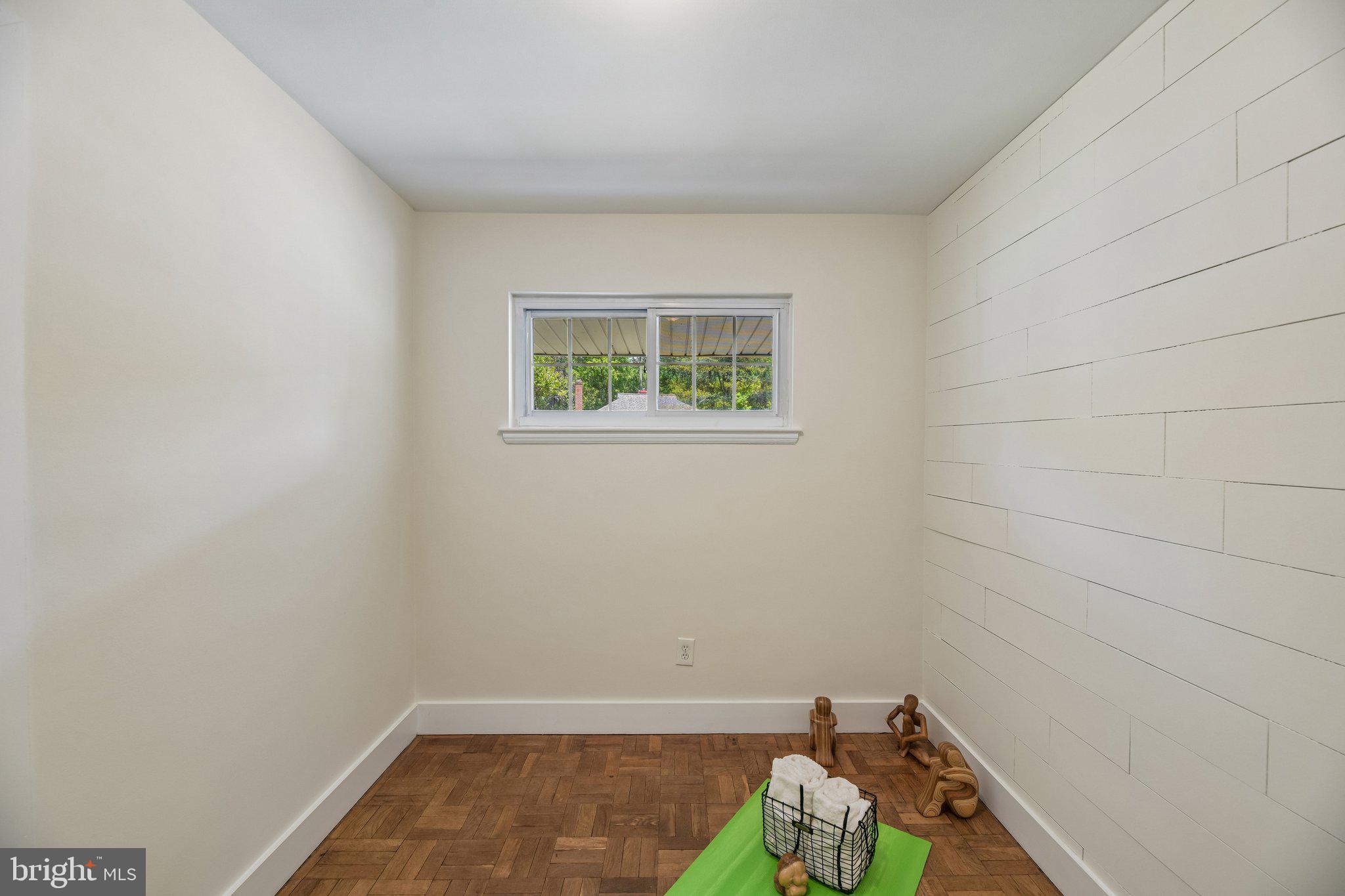 31 South Edison Street Arlington, VA 22204 - Photo 42 of 60 a room with toys and wooden floor