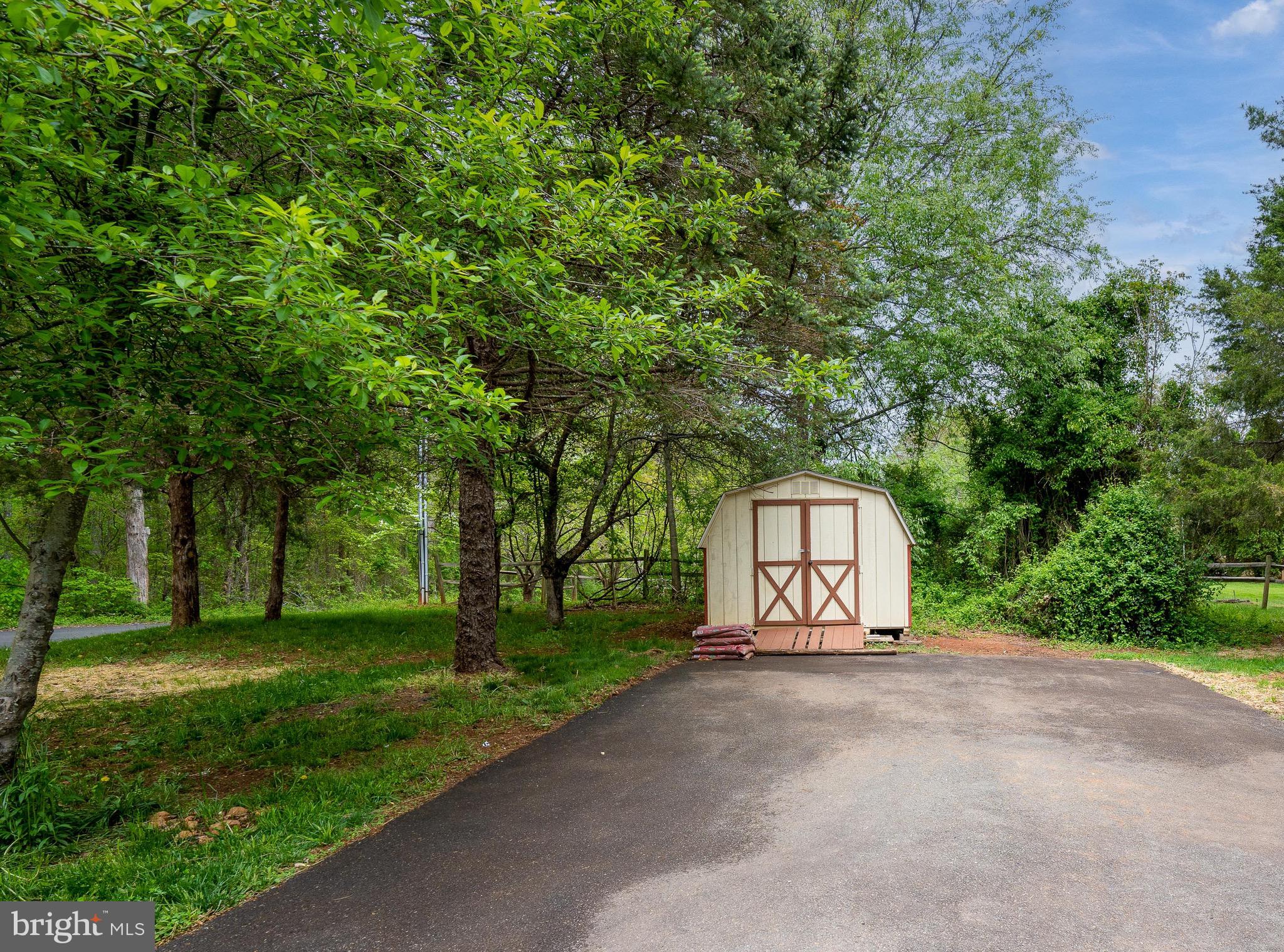 9613 Routts Hill Road Warrenton, VA 20186 - Photo 4 of 63 side driveway room for additional garage