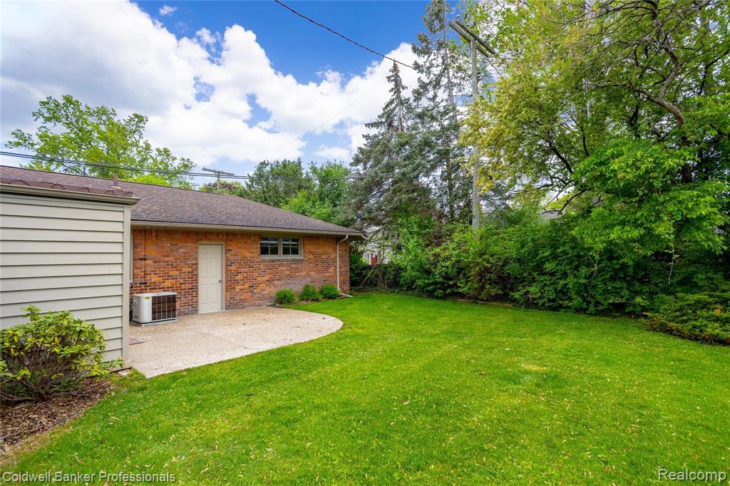 401 Barclay Grosse Pointe, MI 48236 - Photo 2 of 39
