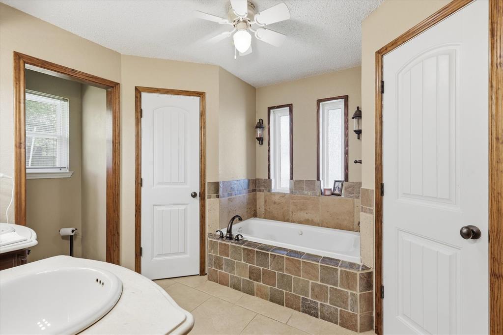 405 Lantern Ridge Drive Mansfield, TX 76063 - Photo 14 of 37