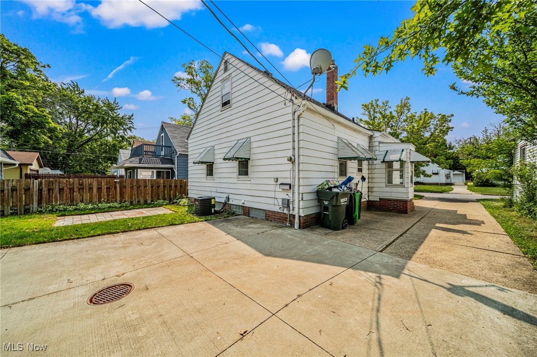 23701 Colbourne Road Euclid, OH 44123 - Photo 5 of 28
