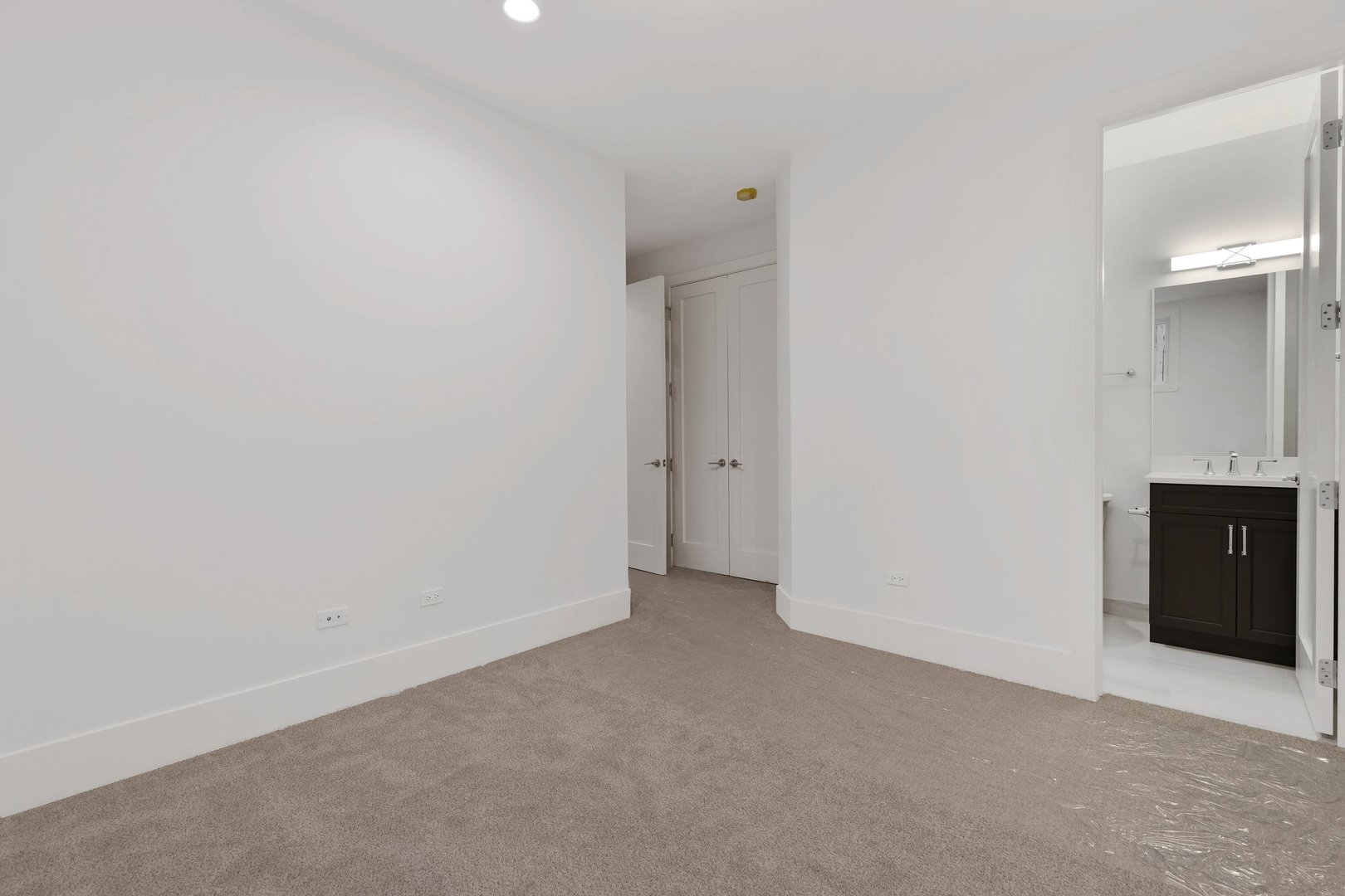 909 West Fletcher Street, Unit 1 Chicago, IL 60657 - Photo 21 of 22 a view of an empty room