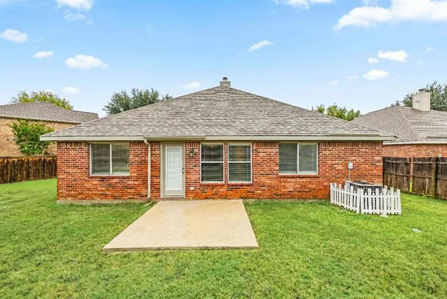 $2,700 | 2804 Barco, Grand Prairie, TX 75054