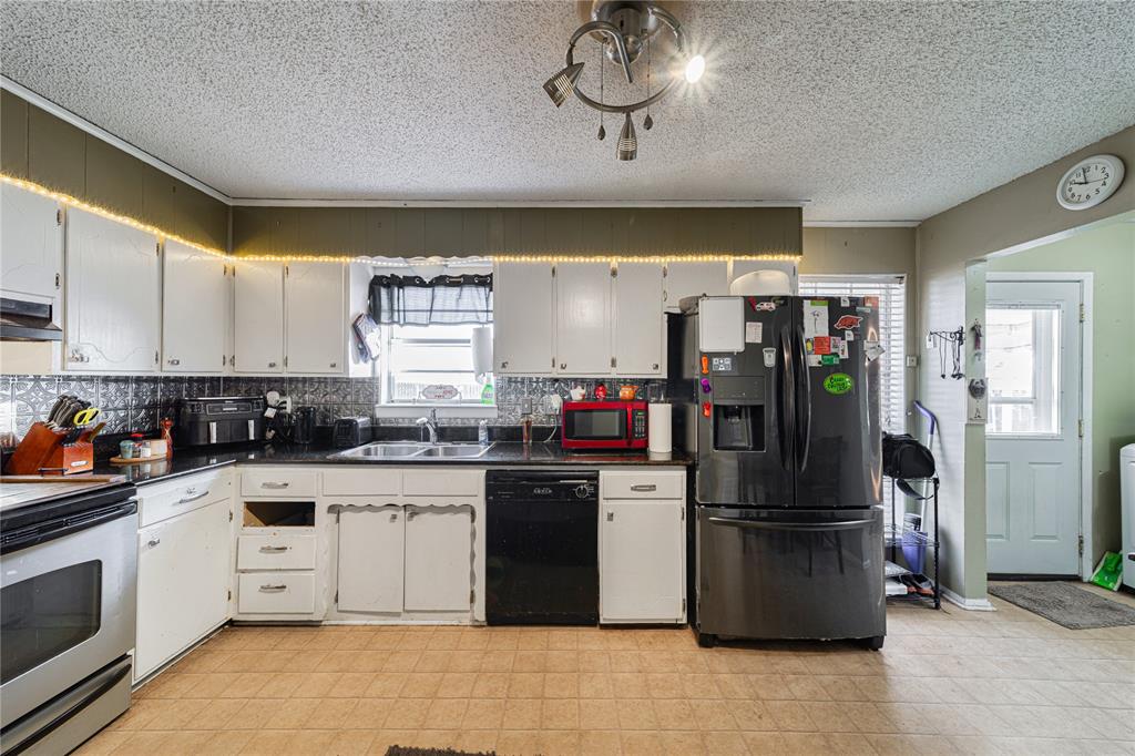 10 Carter Road Van Alstyne, TX 75495 - Photo 11 of 37 a kitchen with a refrigerator and cabinets