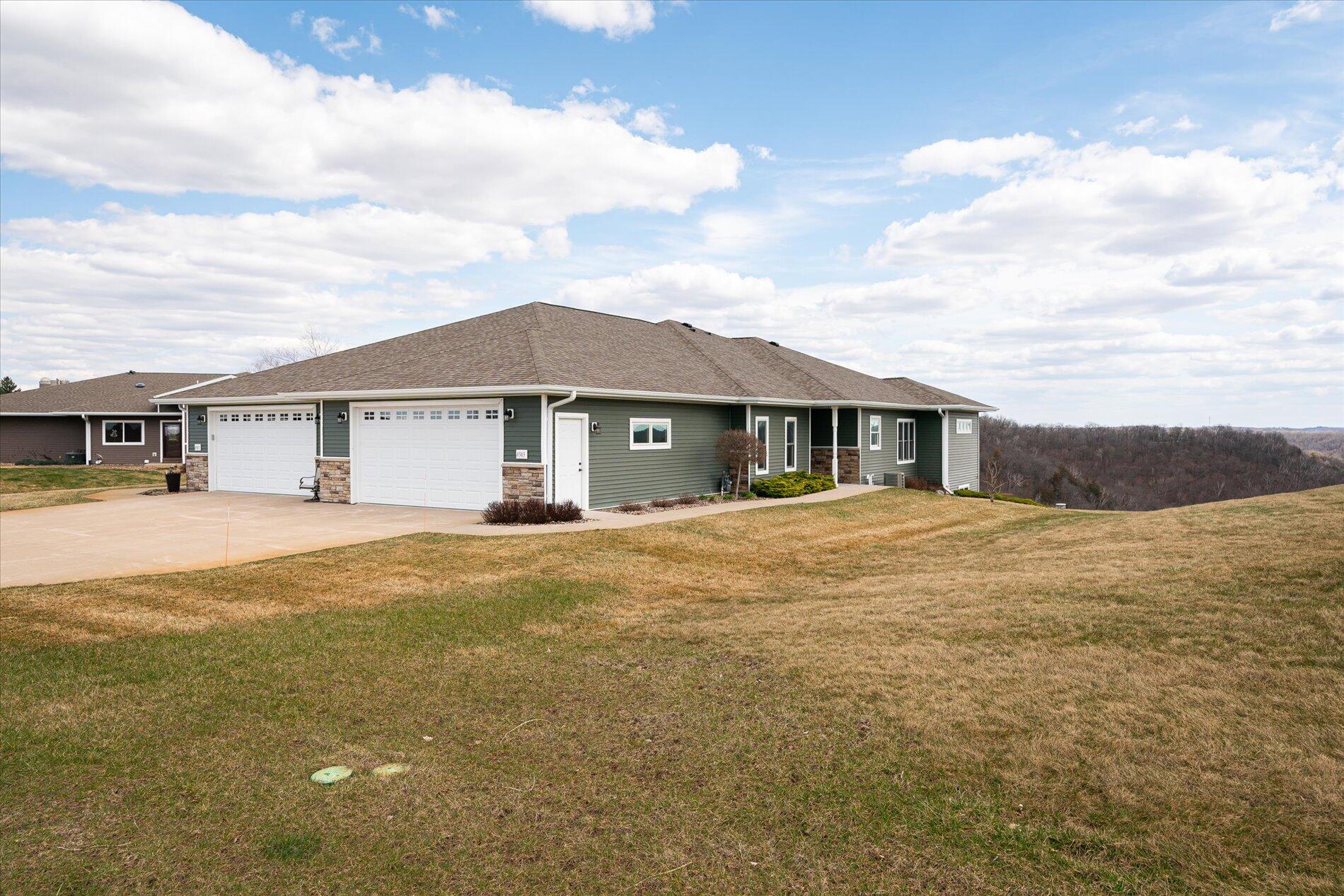 01-W4949 Battlestone Station La Crosse-0