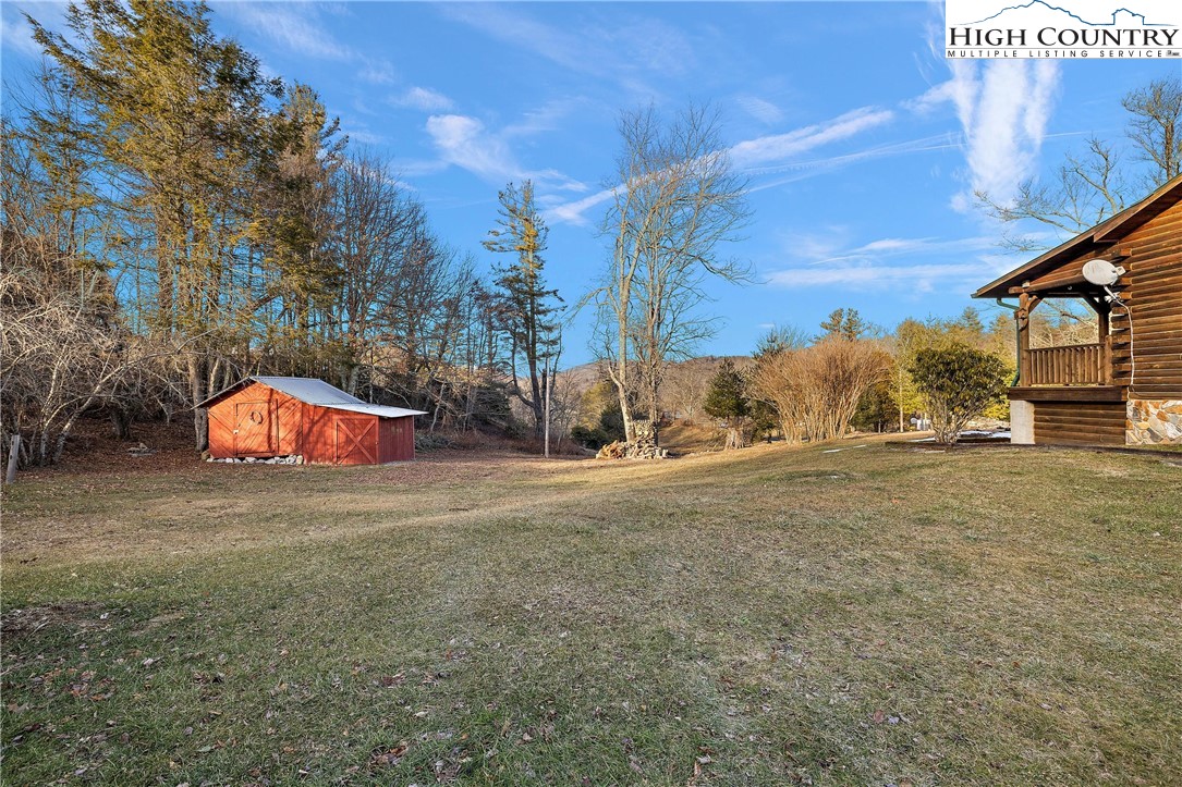 52 Hackett Gragg Road Newland, NC 28657 - Photo 4 of 41 a backyard of the house