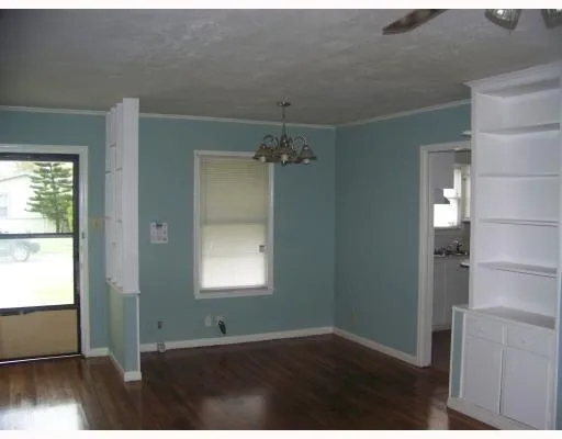 a view of empty room with window