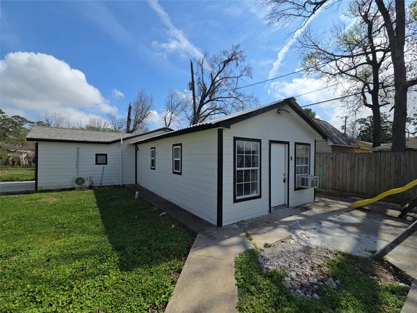 a view of a house with backyard